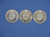 trois pièces d'argent, dont l'une est ornée d'une couronne et l'autre d'une couronne de laurier