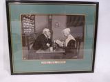 une photo d'un homme et d'une femme assis à une table