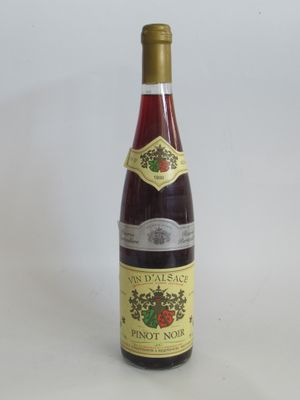 une bouteille de vin posée sur une table