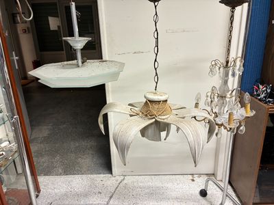 un lavabo blanc situé dans une salle de bains, à côté d'un miroir