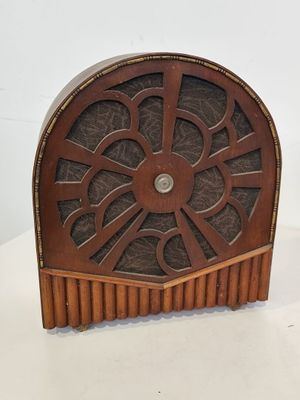 une vieille radio posée sur une table