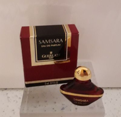 un petit flacon de parfum posé sur une table