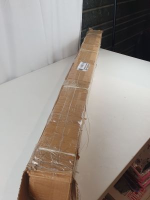 une boîte en carton posée sur une table blanche