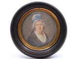portrait d'une femme coiffée d'un chapeau bleu, dans un cadre ovale noir