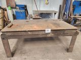 une table sur laquelle est posée une étiquette de prix, dans un entrepôt