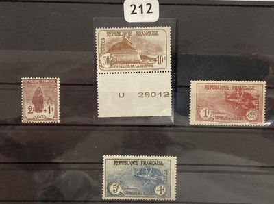 Plusieurs timbres différents sont exposés dans une vitrine.