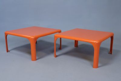 une paire de tables d'appoint en plastique orange sur fond gris