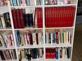 une étagère contenant de nombreux livres dans une pièce