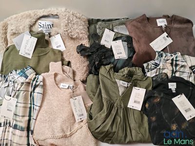 un tas de vêtements posés sur une table
