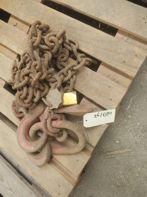 une palette en bois sur laquelle sont posées plusieurs chaînes