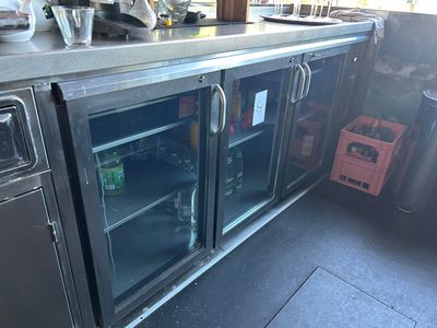 un plan de travail en inox muni de deux portes vitrées