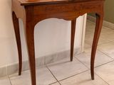 une petite table sur laquelle est posée une lampe