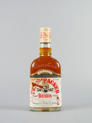 une photo d'une bouteille de bourbon posée sur une table