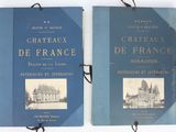 deux livres illustrés de bâtiments, accrochés à un mur