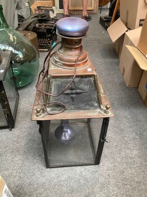 une lampe posée sur une table au milieu d'une pièce