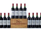six bouteilles de vin rouge dans une caisse en bois sur fond blanc