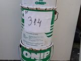 une pile de seaux empilés les uns sur les autres