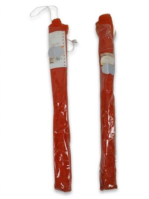 deux extincteurs rouges sur fond blanc