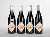 trois bouteilles de vin rouge sont posées côte à côte sur une surface blanche