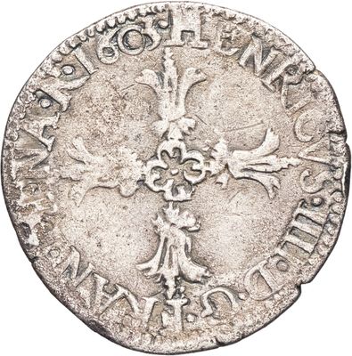 une vieille pièce d'argent ornée d'une croix