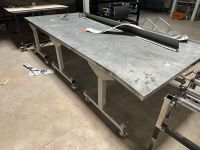 Deux tables de travail et une table à rouleaux (photo 2)