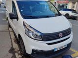 une camionnette blanche garée sur le côté de la rue