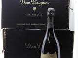 une bouteille de vin à côté d'un carton de vin