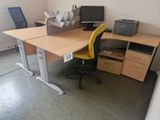 un bureau équipé d'un ordinateur et d'une imprimante
