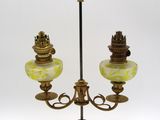 paire de bougeoirs anciens en laiton avec des abat-jours en verre vert