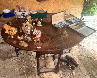 une table sur laquelle sont posées plusieurs figurines