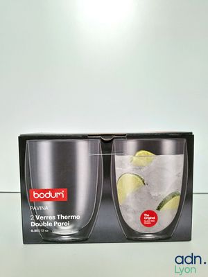photo de deux verres contenant des citrons verts et des glaçons, posés sur une table