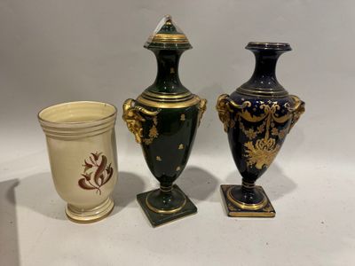 trois vases posés l'un à côté de l'autre sur une table