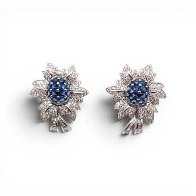 une paire de boucles d'oreilles en saphir et diamant