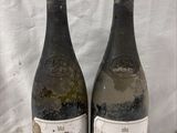 deux bouteilles de vin posées l'une à côté de l'autre sur une table