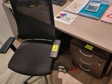 un bureau avec une chaise et un ordinateur dessus