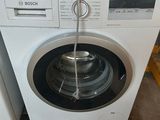 une machine à laver posée sur une palette