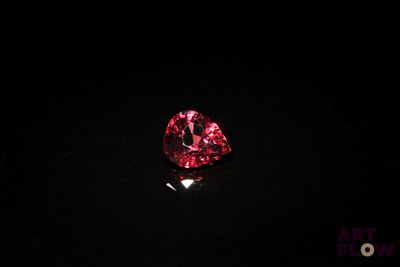 un diamant rose dans l'obscurité
