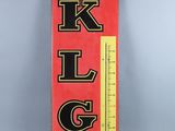 un panneau rouge et jaune sur lequel est inscrit « klg »