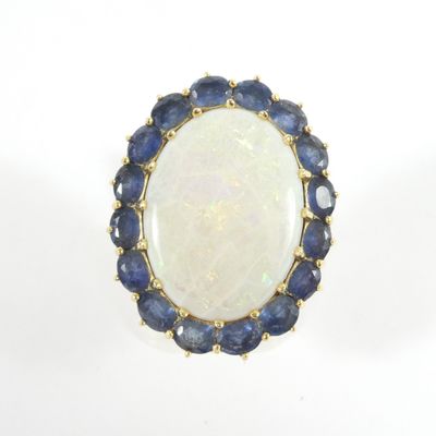 une bague en opale et saphir