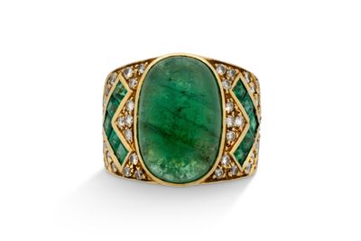 une bague en émeraude et diamant