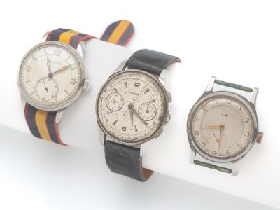 Trois modèles différents de montres-bracelets sont présentés sur un fond blanc