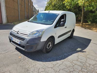 la camionnette blanche est garée sur le parking à côté d'un bâtiment