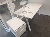 une photo d'une pièce avec un bureau et un miroir
