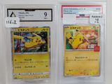 deux cartes à collectionner Pokémon dans des sachets en plastique, posées sur une surface blanche