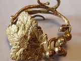 un bracelet en or orné d'une feuille et de perles