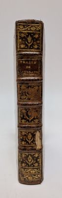 un vieux livre posé sur une table
