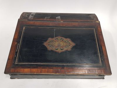 une vieille boîte en bois posée sur une surface blanche