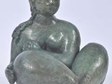 statue représentant une femme assise à genoux, les mains posées sur ses genoux