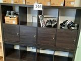 de nombreuses boîtes de chaussures posées sur une étagère dans une pièce