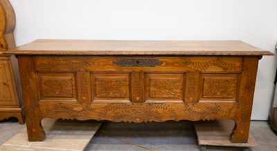 COFFRE BRETON En chêne A décor en façade de marqueterie et c…